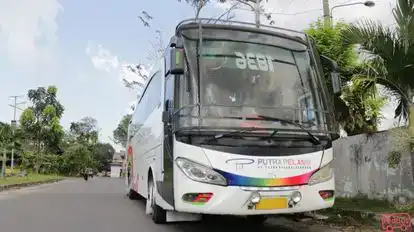 Putra Pelangi Bus-Front Image